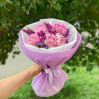 Букет 5 розовых пионов со статицей Букет 5 розовых пионов со статицей