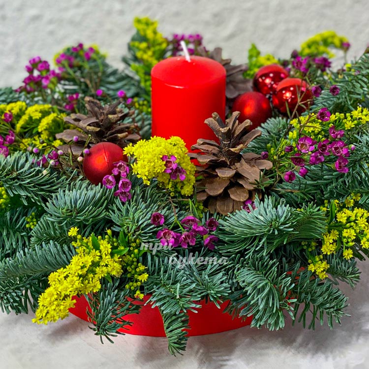 Настольная новогодняя композиция со свечой (крупный план)