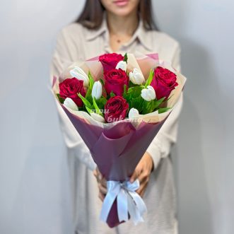Букет роз и тюльпанов на 8 марта