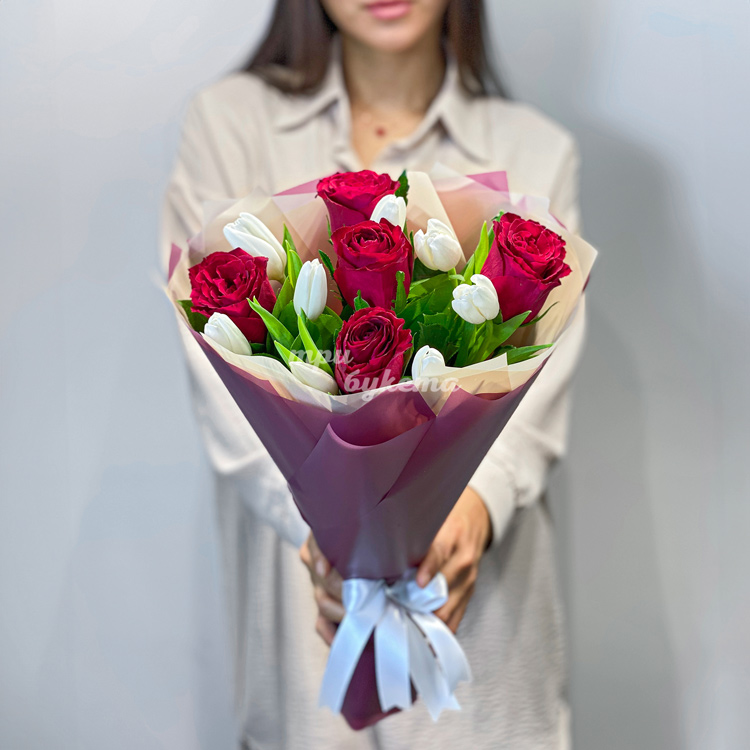 Букет роз и тюльпанов на 8 марта