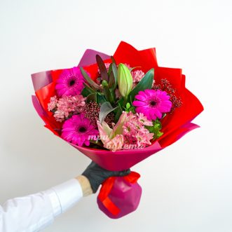 Розовый букет гербер, хризантем и лилий Розовый букет гербер, хризантем и лилий