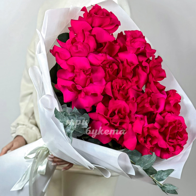 Букет из 15 розовых французских роз (крупный план)