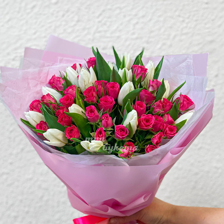 Букет розовых куст. роз и белых тюльпанов (крупный план)