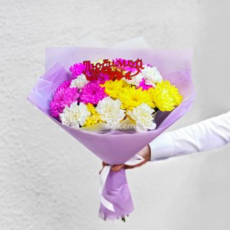 Букет ярких хризантем с белыми гвоздиками Букет ярких хризантем с белыми гвоздиками