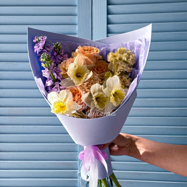 Яркий букет нарциссов и диантусов (крупный план)