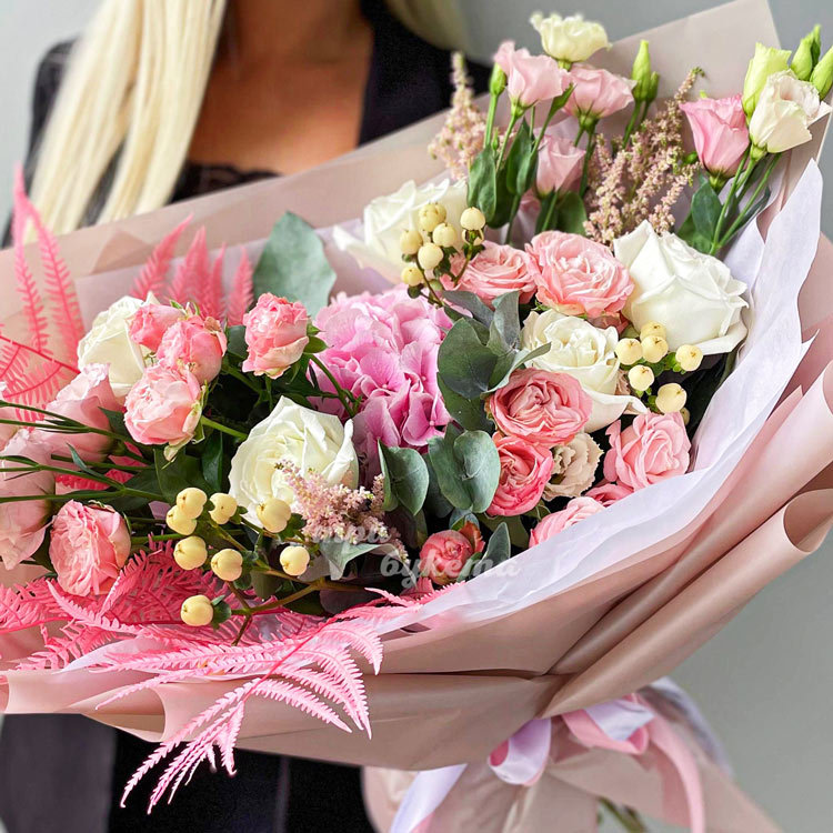 Пышный букет роз с гортензией на 1 сентября (крупный план)