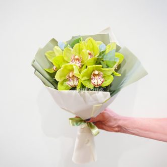 Букет зеленых орхидей с эвкалиптом Букет зеленых орхидей с эвкалиптом