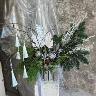 Коробка из хвои и серебряного декора