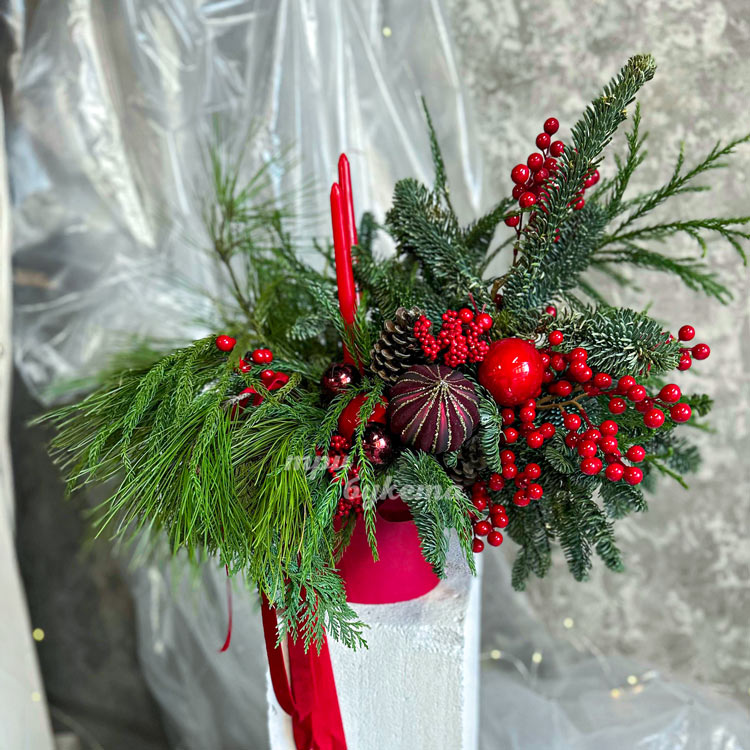 Красная новогодняя композиция со свечами