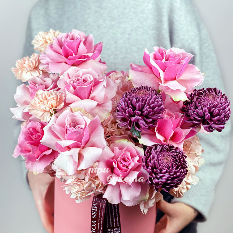 Коробка розовых французских роз и хризантем (крупный план)