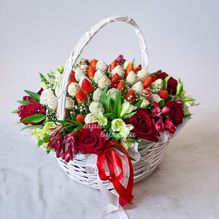 Корзина клубники в шоколаде с цветами