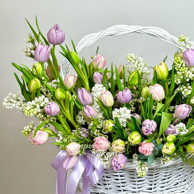 Пышная корзина с тюльпанами и сиренью (крупный план 1)
